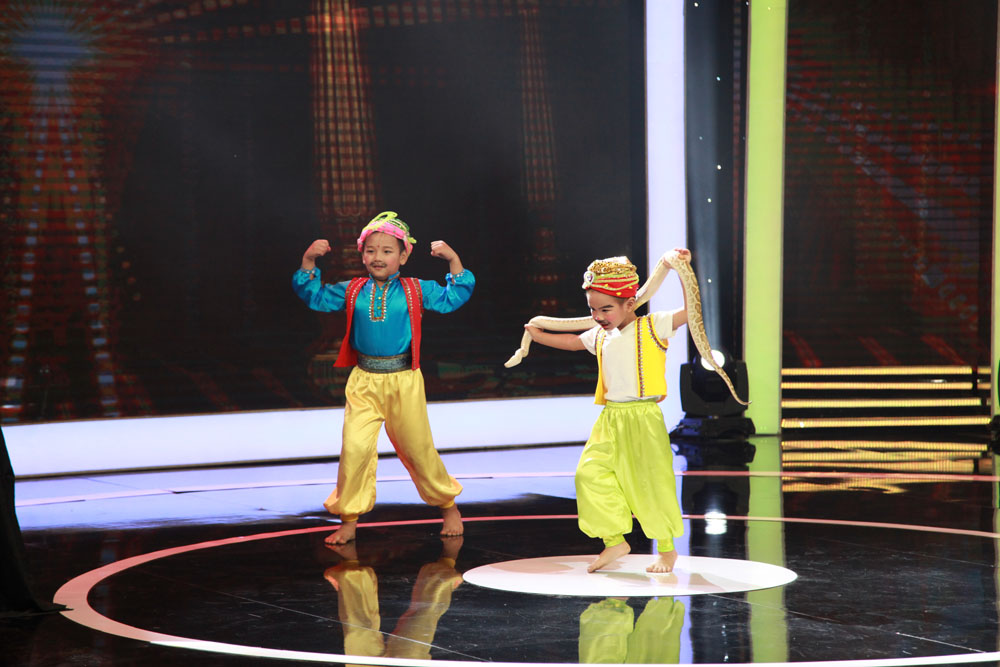 Cậu bé 7 tuổi biểu diễn Đờn ca tài tử khiến khán giả truyền hình bất ngờ - Ảnh 7. Cậu bé 7 tuổi biểu diễn Đờn ca tài tử khiến khán giả truyền hình bất ngờ - Ảnh 7.