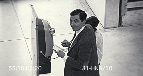 Điểm danh 15 kiểu pha trò để đời của Mr. Bean - Ảnh 21. Điểm danh 15 kiểu pha trò để đời của Mr. Bean - Ảnh 21.