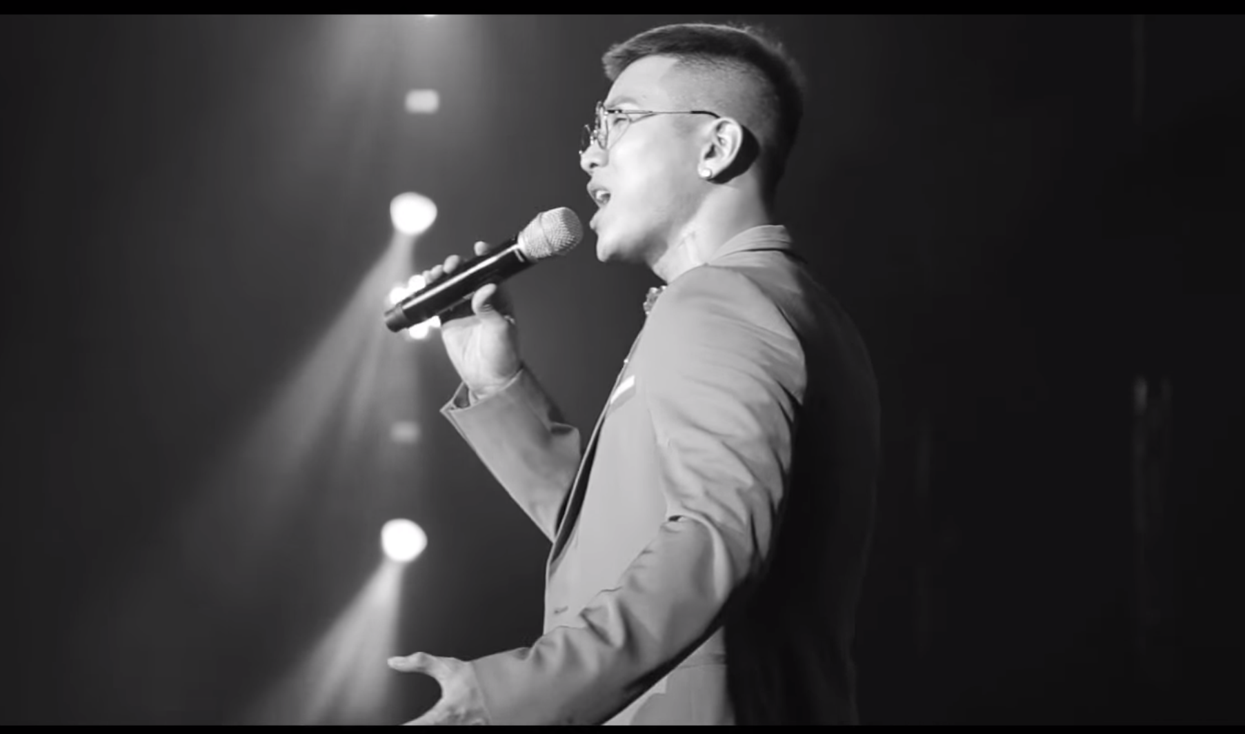 Mai Tiến Dũng đầu tư cả một sân khấu lớn để làm MV Lyric không đụng hàng - Ảnh 2. Mai Tiến Dũng đầu tư cả một sân khấu lớn để làm MV Lyric không đụng hàng - Ảnh 2.