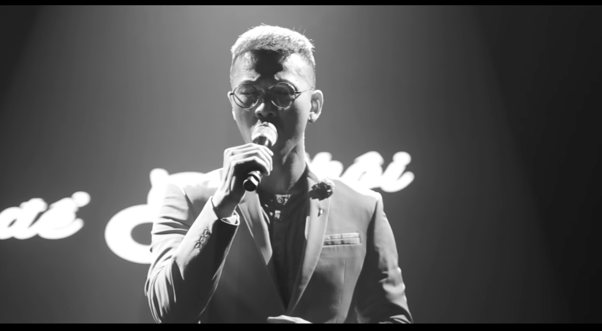 Mai Tiến Dũng đầu tư cả một sân khấu lớn để làm MV Lyric không đụng hàng - Ảnh 4. Mai Tiến Dũng đầu tư cả một sân khấu lớn để làm MV Lyric không đụng hàng - Ảnh 4.