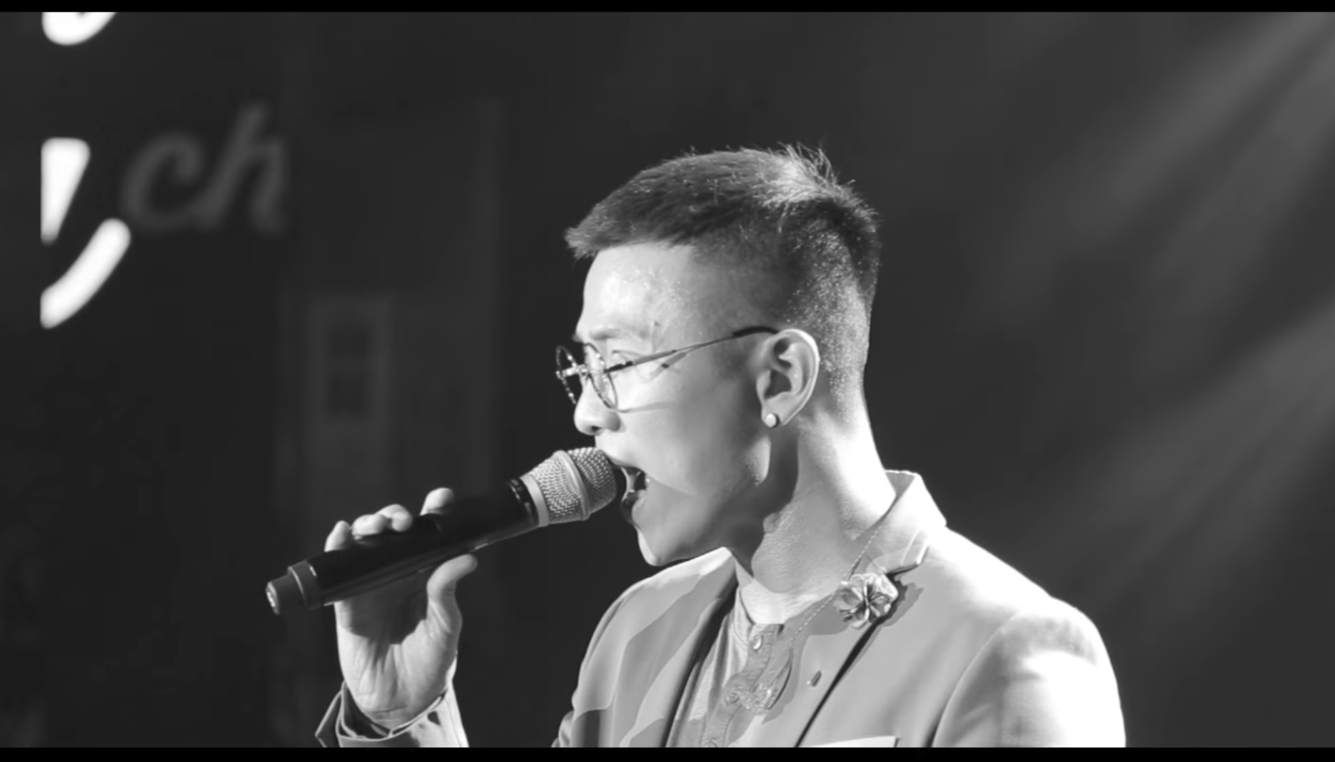Mai Tiến Dũng đầu tư cả một sân khấu lớn để làm MV Lyric không đụng hàng - Ảnh 5. Mai Tiến Dũng đầu tư cả một sân khấu lớn để làm MV Lyric không đụng hàng - Ảnh 5.