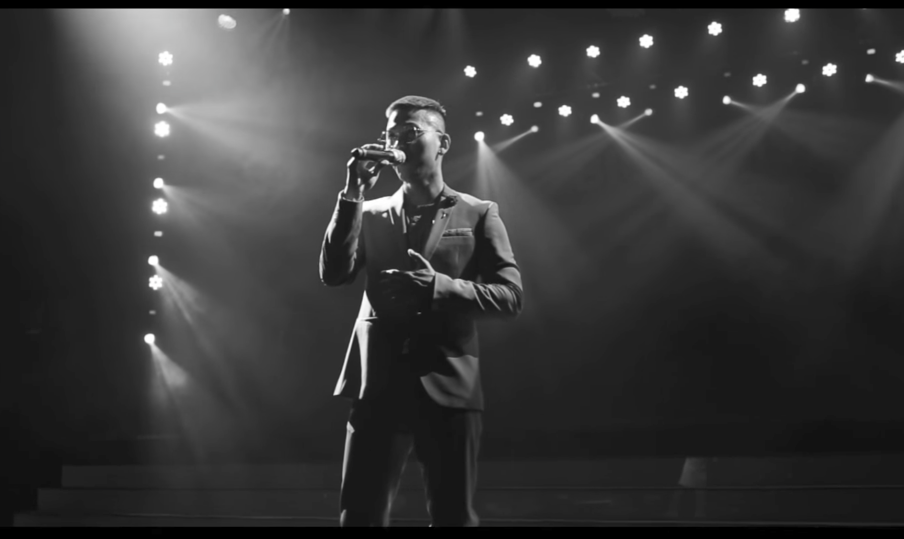 Mai Tiến Dũng đầu tư cả một sân khấu lớn để làm MV Lyric không đụng hàng - Ảnh 6. Mai Tiến Dũng đầu tư cả một sân khấu lớn để làm MV Lyric không đụng hàng - Ảnh 6.