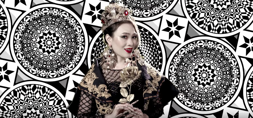 Nữ hoàng Mỹ Tâm phải lòng cận vệ Karik vì... bánh tráng trộn và trà sữa trong MV chốt lại năm cũ! - Ảnh 4. Nữ hoàng Mỹ Tâm phải lòng cận vệ Karik vì... bánh tráng trộn và trà sữa trong MV chốt lại năm cũ! - Ảnh 4.