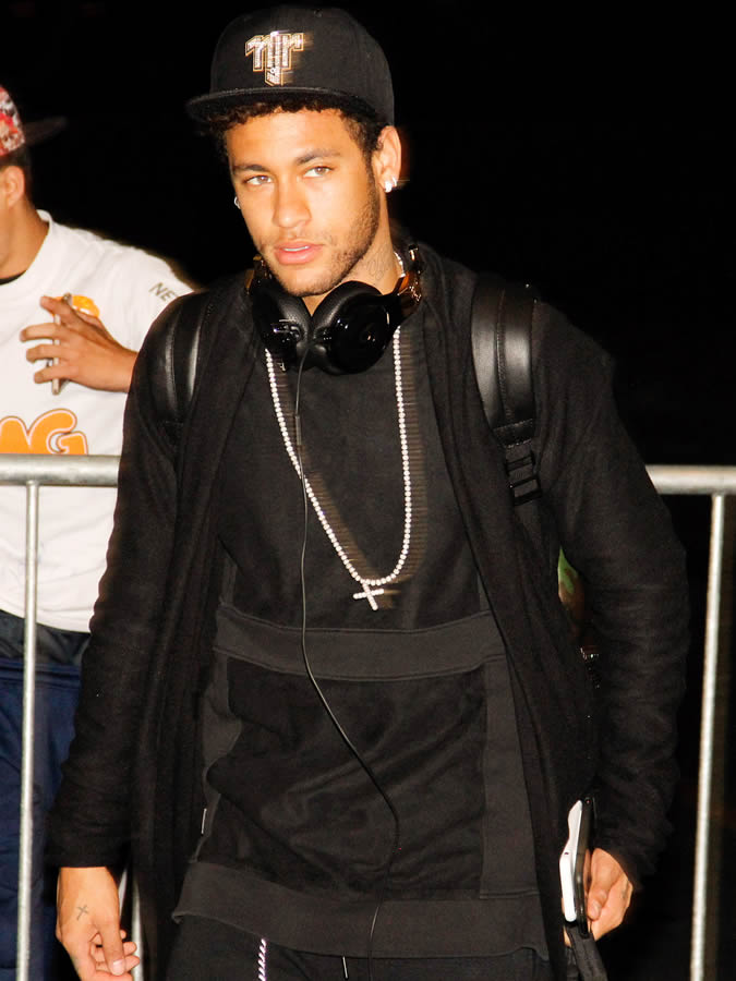 Bạn có thể mua được gì trên trái đất với số tiền PSG chiêu mộ Neymar? - Ảnh 1. Bạn có thể mua được gì trên trái đất với số tiền PSG chiêu mộ Neymar? - Ảnh 1.