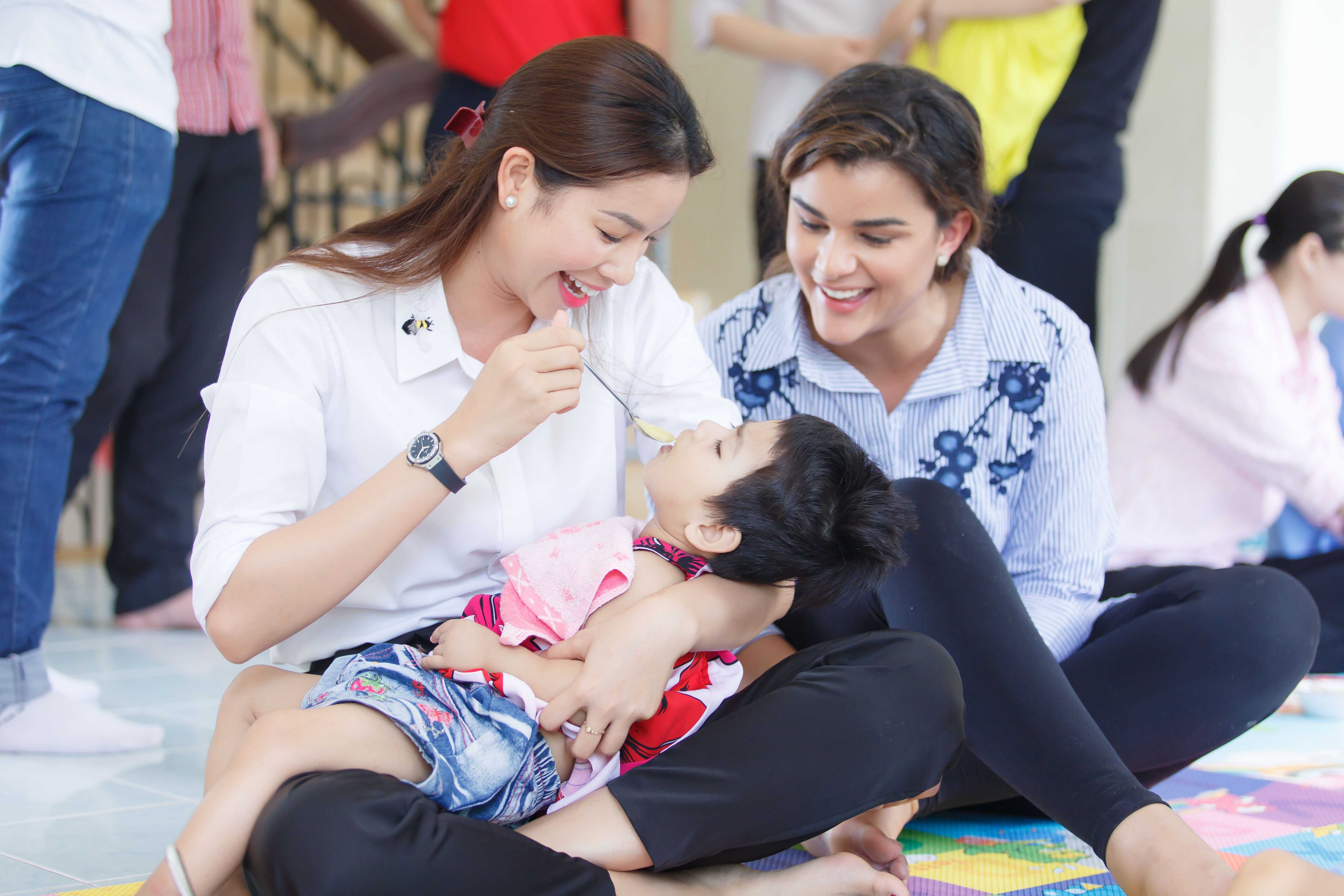 Phạm Hương, Lệ Hằng cùng Hoa hậu Dominica giản dị về Củ Chi làm từ thiện - Ảnh 3. Phạm Hương, Lệ Hằng cùng Hoa hậu Dominica giản dị về Củ Chi làm từ thiện - Ảnh 3.