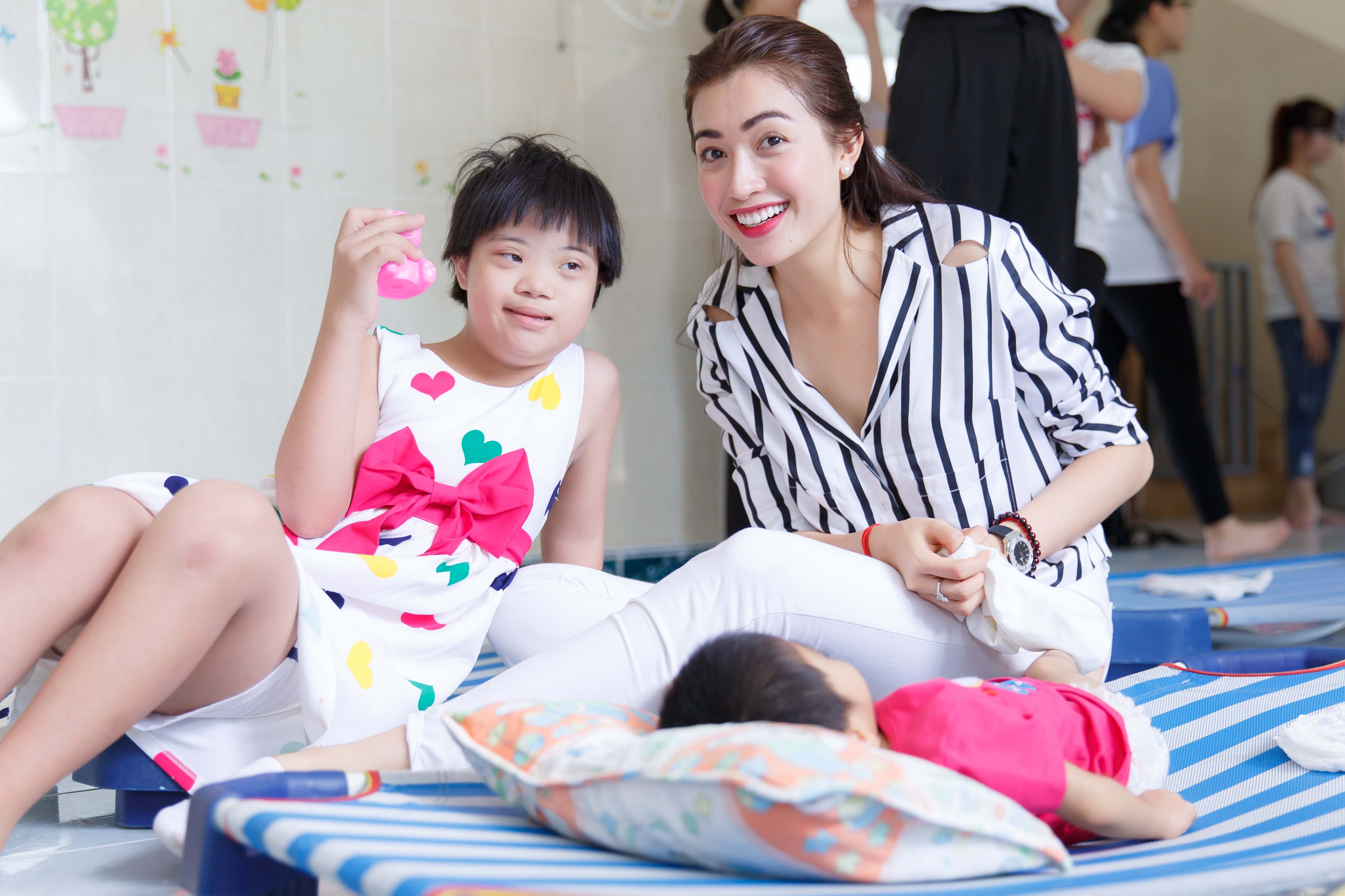 Phạm Hương, Lệ Hằng cùng Hoa hậu Dominica giản dị về Củ Chi làm từ thiện - Ảnh 4. Phạm Hương, Lệ Hằng cùng Hoa hậu Dominica giản dị về Củ Chi làm từ thiện - Ảnh 4.