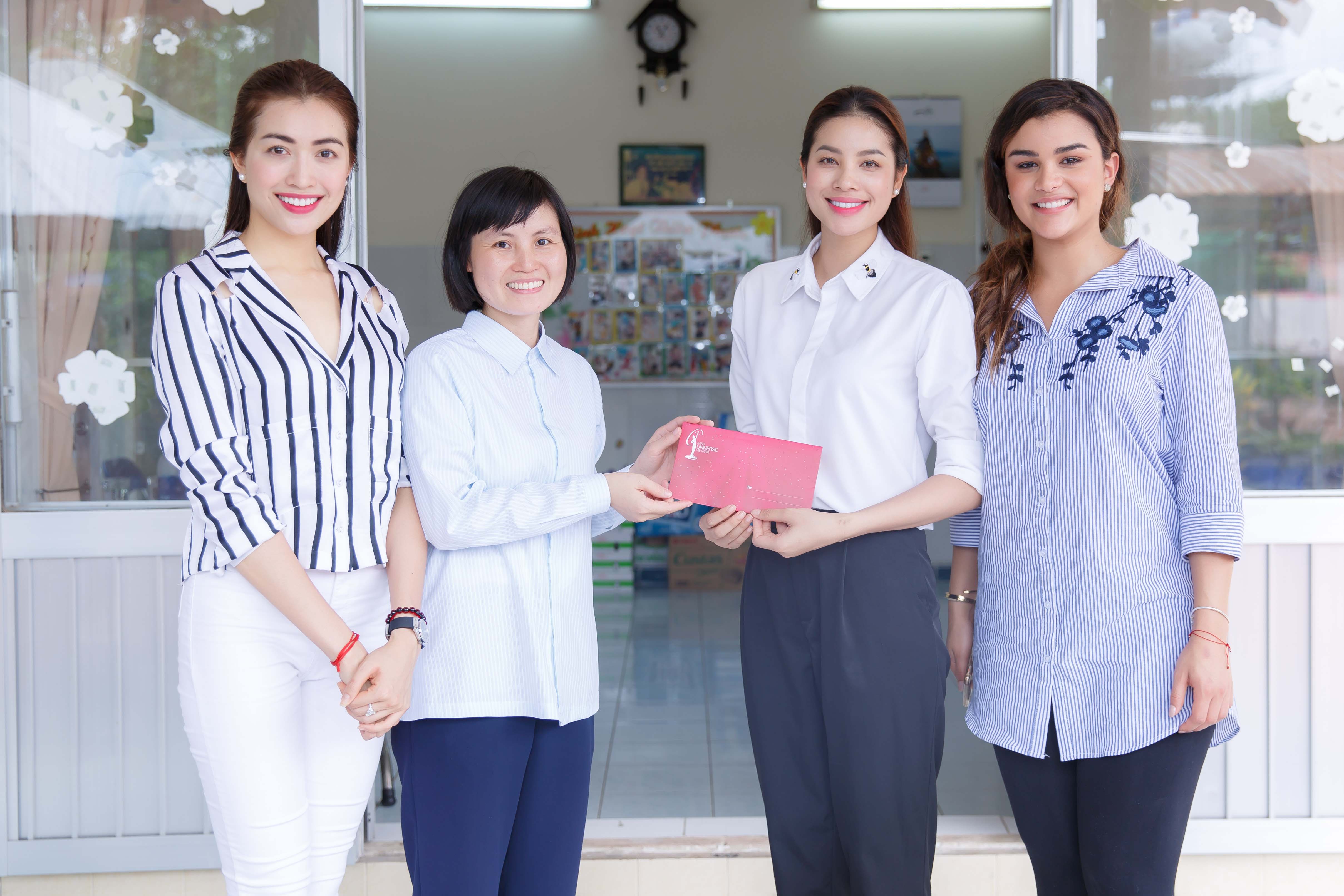 Phạm Hương, Lệ Hằng cùng Hoa hậu Dominica giản dị về Củ Chi làm từ thiện - Ảnh 9. Phạm Hương, Lệ Hằng cùng Hoa hậu Dominica giản dị về Củ Chi làm từ thiện - Ảnh 9.