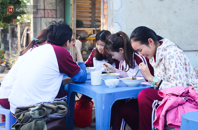 Quán “bánh canh ruộng” siêu rẻ ở Đà Nẵng, 20 năm qua khách phải chen chân để tự phục vụ - Ảnh 8.