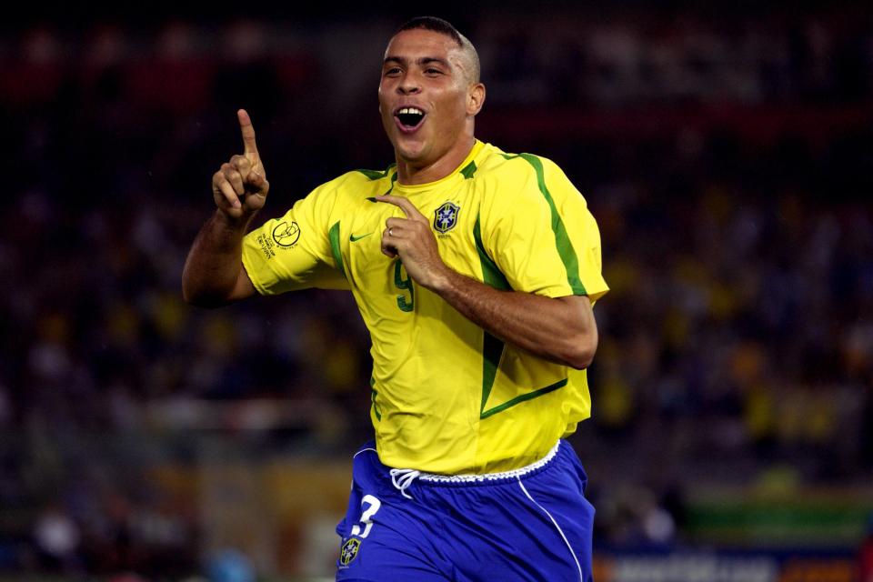 Ronaldo béo loại CR7 khỏi đội hình hay nhất mọi thời đại - Ảnh 1. Ronaldo béo loại CR7 khỏi đội hình hay nhất mọi thời đại - Ảnh 1.