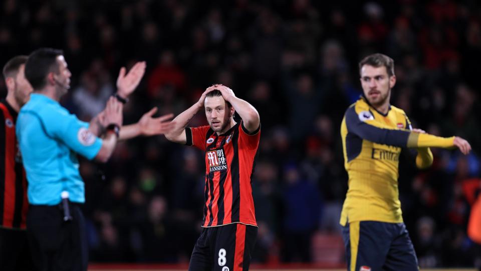 Cô con gái chưa kịp chào đời của sao Bournemouth bị fan Arsenal đem ra để nhục mạ đối thủ - Ảnh 1. Cô con gái chưa kịp chào đời của sao Bournemouth bị fan Arsenal đem ra để nhục mạ đối thủ - Ảnh 1.