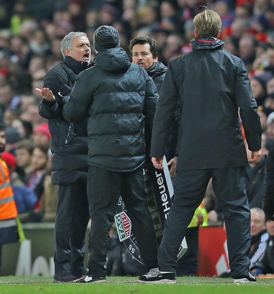 Mourinho và Klopp cãi nhau ỏm tỏi khiến trọng tài phải can ngăn - Ảnh 1. Mourinho và Klopp cãi nhau ỏm tỏi khiến trọng tài phải can ngăn - Ảnh 1.