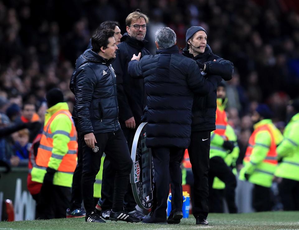 Mourinho và Klopp cãi nhau ỏm tỏi khiến trọng tài phải can ngăn - Ảnh 2. Mourinho và Klopp cãi nhau ỏm tỏi khiến trọng tài phải can ngăn - Ảnh 2.