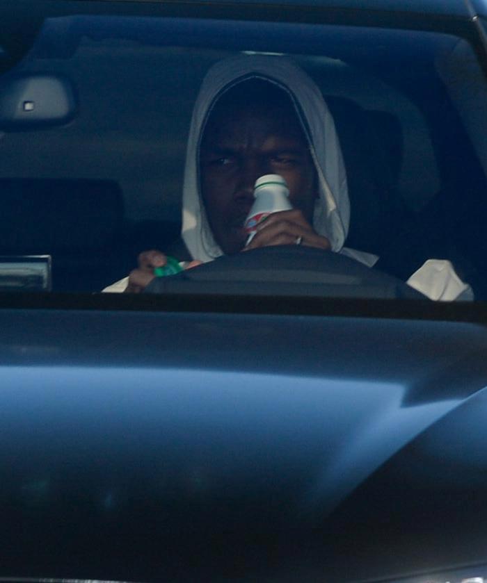 Pogba gặp vạ: Vô tư nghe điện thoại, uống sữa khi lái xe - Ảnh 2. Pogba gặp vạ: Vô tư nghe điện thoại, uống sữa khi lái xe - Ảnh 2.