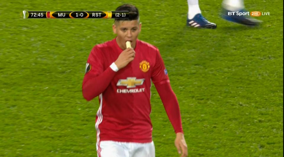 Sao Man Utd bị kiểm tra doping ngay sau khi ăn trái chuối từ tay HLV Mourinho - Ảnh 1. Sao Man Utd bị kiểm tra doping ngay sau khi ăn trái chuối từ tay HLV Mourinho - Ảnh 1.