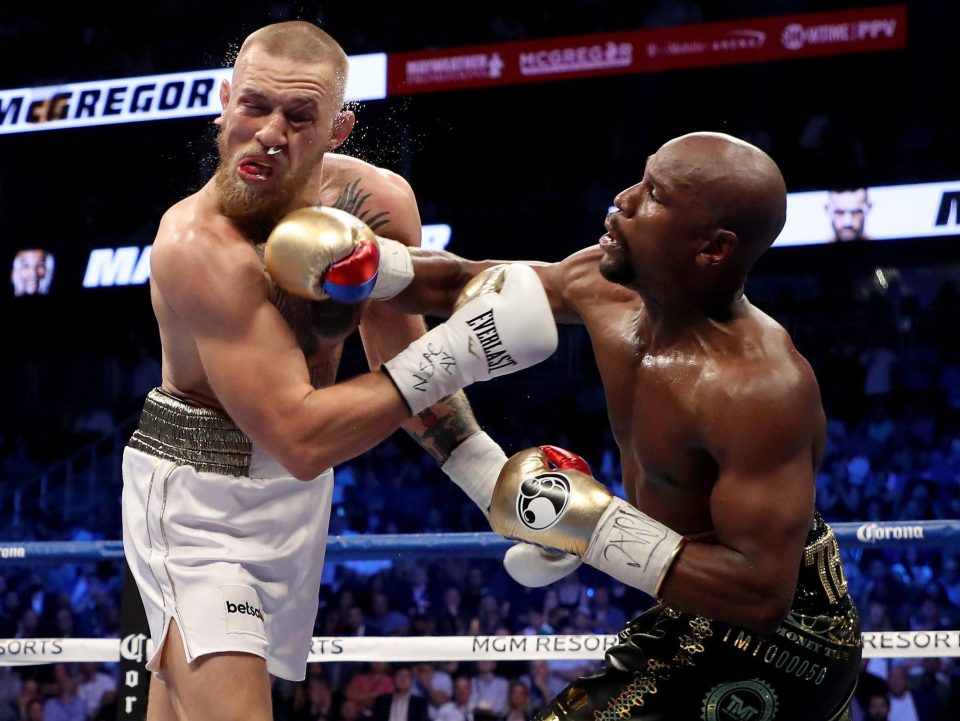 Mayweather khoe đồng hồ nạm kim cương, rải tiền như giấy trước dàn người đẹp - Ảnh 2. Mayweather khoe đồng hồ nạm kim cương, rải tiền như giấy trước dàn người đẹp - Ảnh 2.