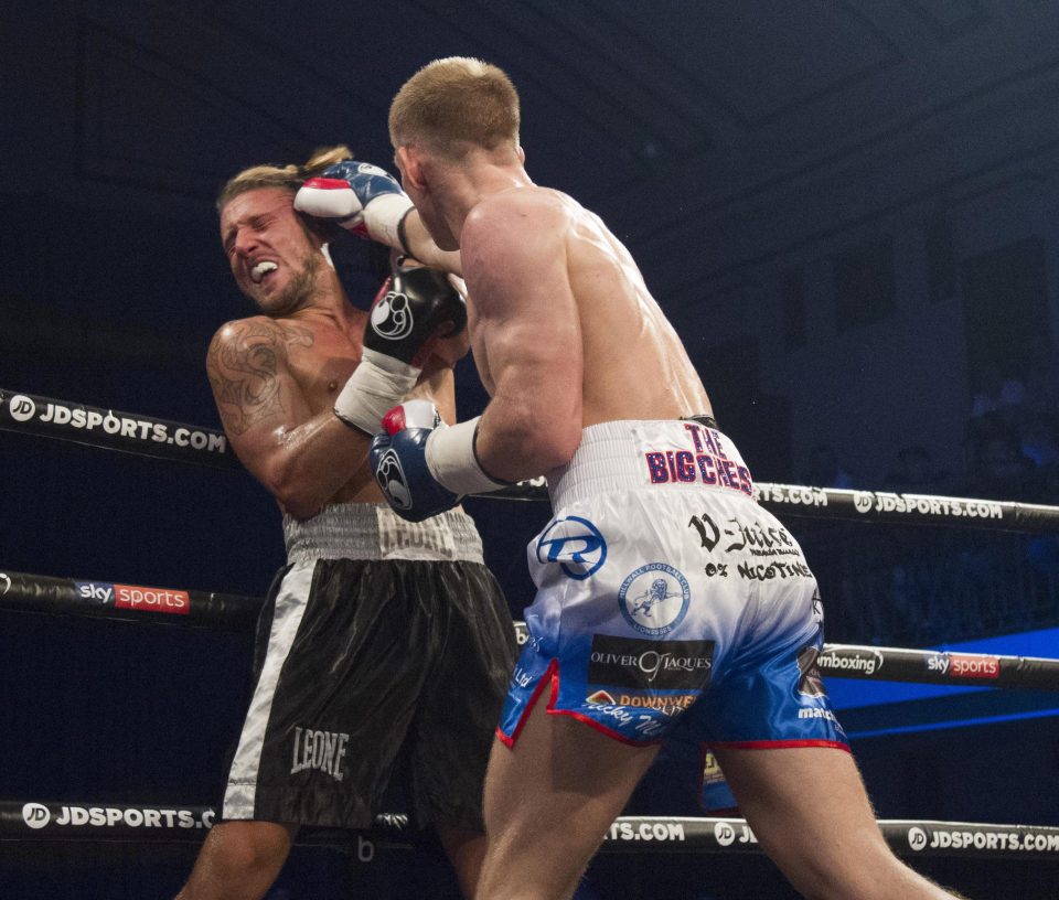 Đẩy trọng tài như Ronaldo, võ sĩ quyền anh bị xử thua ngay lập tức - Ảnh 4. Đẩy trọng tài như Ronaldo, võ sĩ quyền anh bị xử thua ngay lập tức - Ảnh 4.