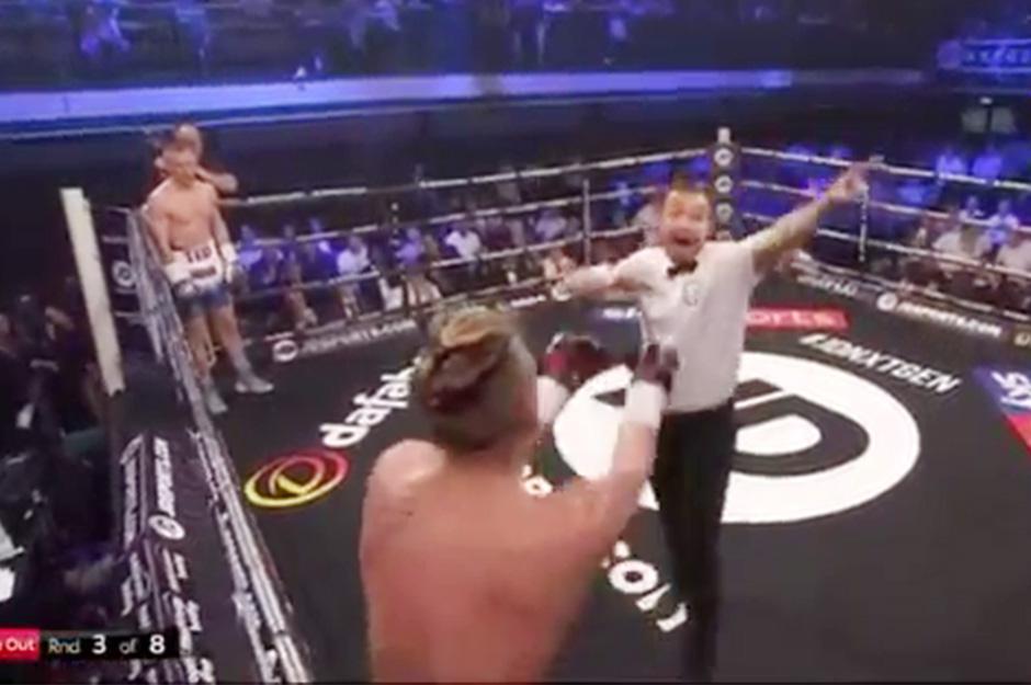 Đẩy trọng tài như Ronaldo, võ sĩ quyền anh bị xử thua ngay lập tức - Ảnh 6. Đẩy trọng tài như Ronaldo, võ sĩ quyền anh bị xử thua ngay lập tức - Ảnh 6.