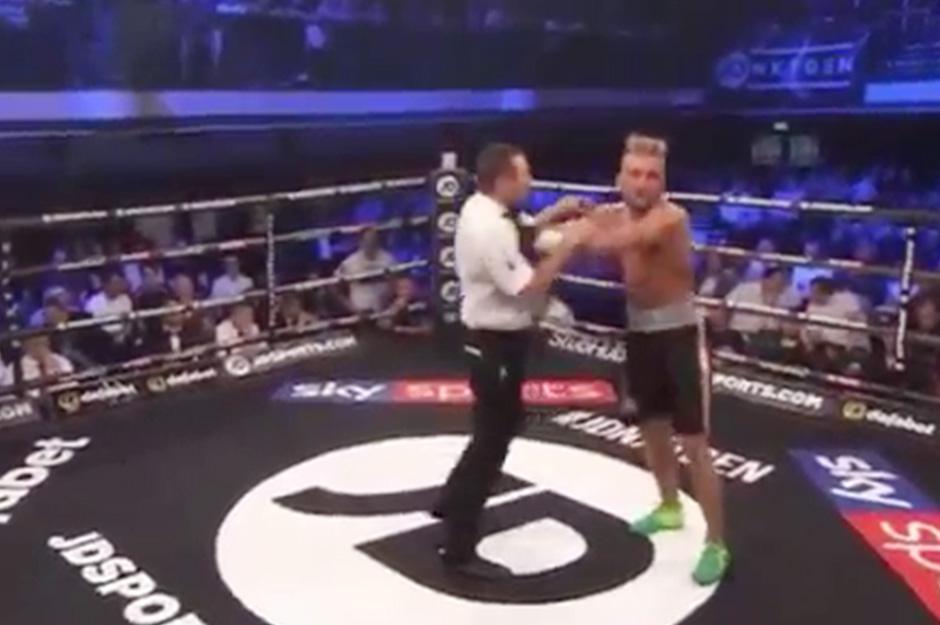 Đẩy trọng tài như Ronaldo, võ sĩ quyền anh bị xử thua ngay lập tức - Ảnh 5. Đẩy trọng tài như Ronaldo, võ sĩ quyền anh bị xử thua ngay lập tức - Ảnh 5.