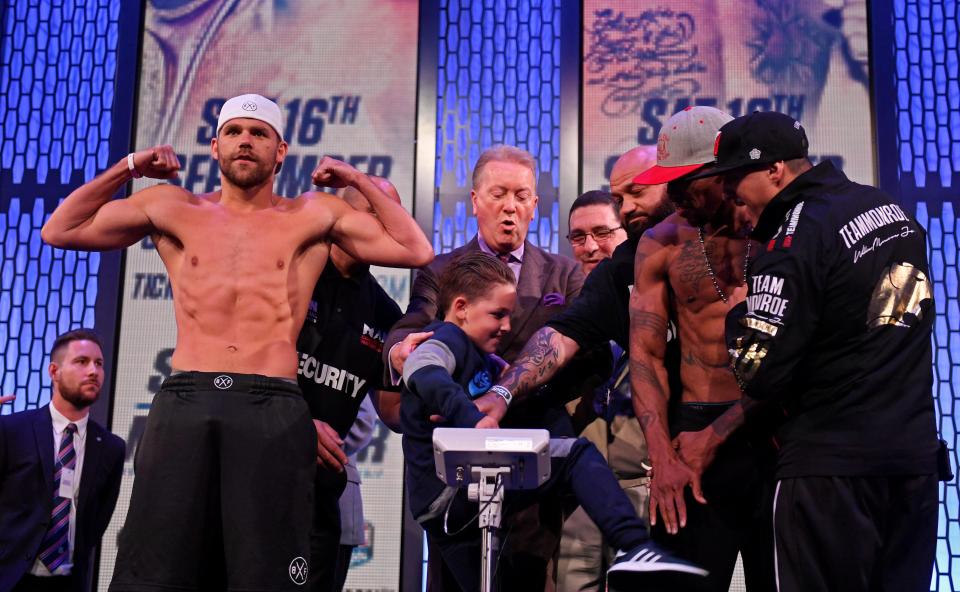 Con trai võ sĩ quyền Anh bất ngờ đấm thẳng vào vùng kín đối thủ của cha - Ảnh 2. Con trai võ sĩ quyền Anh bất ngờ đấm thẳng vào vùng kín đối thủ của cha - Ảnh 2.