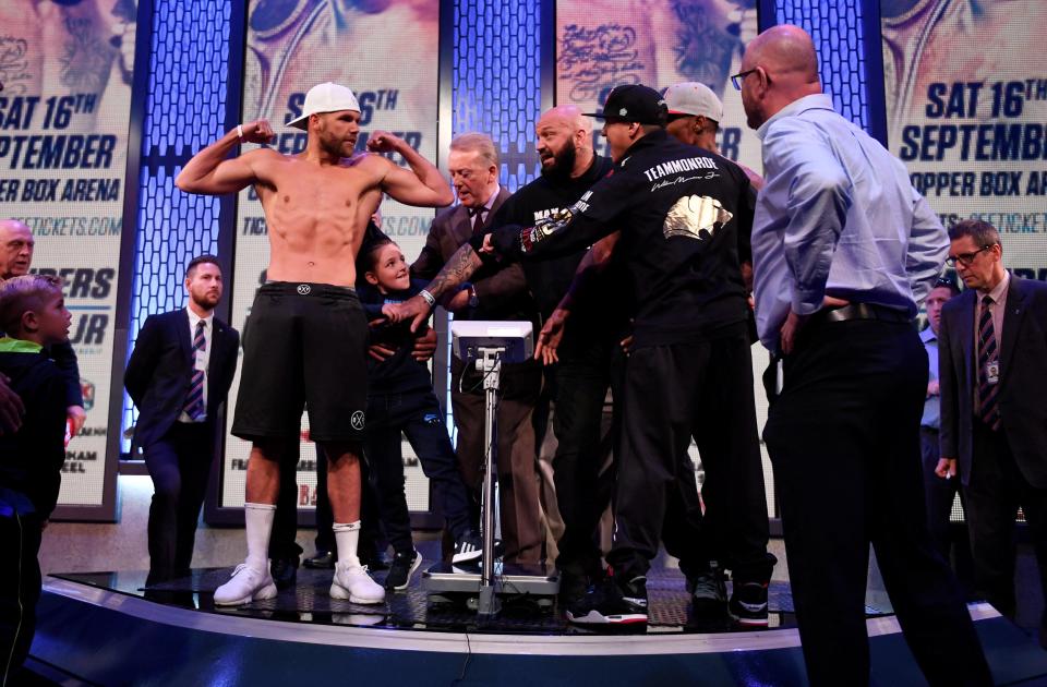 Con trai võ sĩ quyền Anh bất ngờ đấm thẳng vào vùng kín đối thủ của cha - Ảnh 3. Con trai võ sĩ quyền Anh bất ngờ đấm thẳng vào vùng kín đối thủ của cha - Ảnh 3.