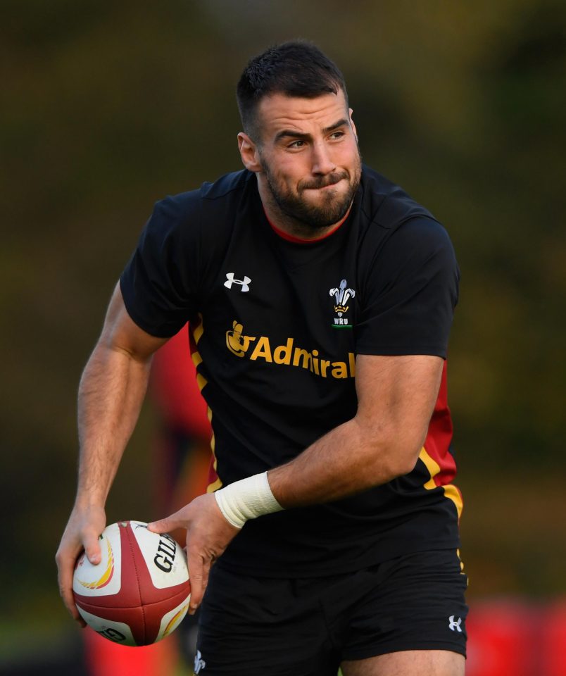 Sao bóng bầu dục hét toáng khi bị sư tử ngoạm bàn tay - Ảnh 2. Sao bóng bầu dục hét toáng khi bị sư tử ngoạm bàn tay - Ảnh 2.