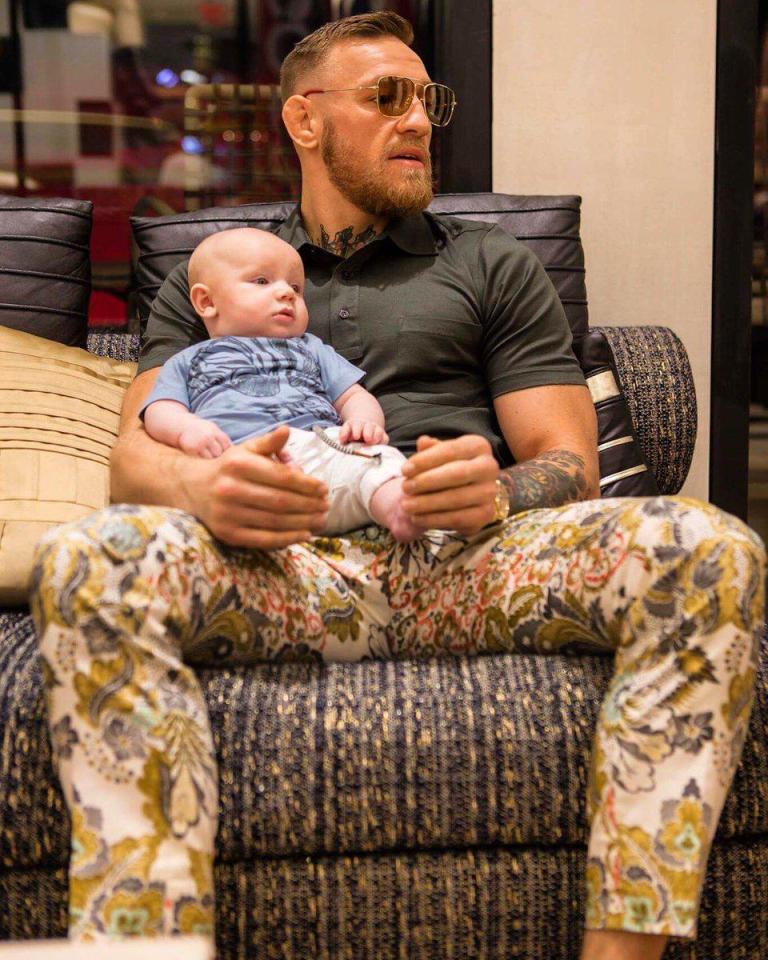 Mới 5 tháng tuổi, con trai McGregor đã được huấn luyện để trở thành boxer - Ảnh 3. Mới 5 tháng tuổi, con trai McGregor đã được huấn luyện để trở thành boxer - Ảnh 3.