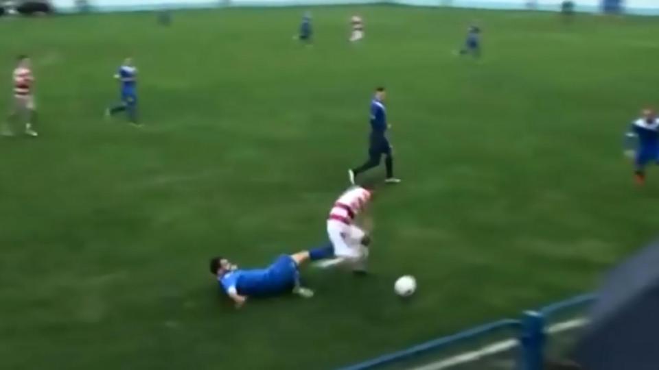 Pha xoạc bóng ám ảnh khiến cầu thủ bị mất tinh hoàn - Ảnh 2. Pha xoạc bóng ám ảnh khiến cầu thủ bị mất tinh hoàn - Ảnh 2.