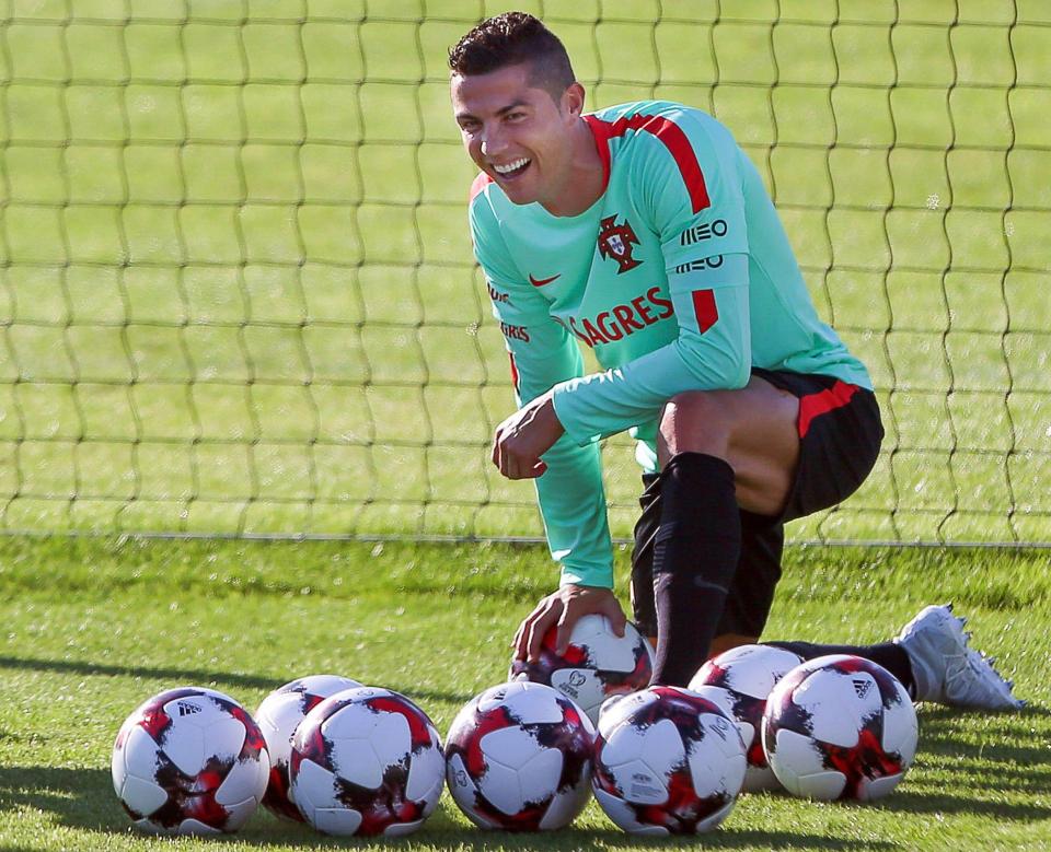 Ronaldo béo loại CR7 khỏi đội hình hay nhất mọi thời đại - Ảnh 2. Ronaldo béo loại CR7 khỏi đội hình hay nhất mọi thời đại - Ảnh 2.