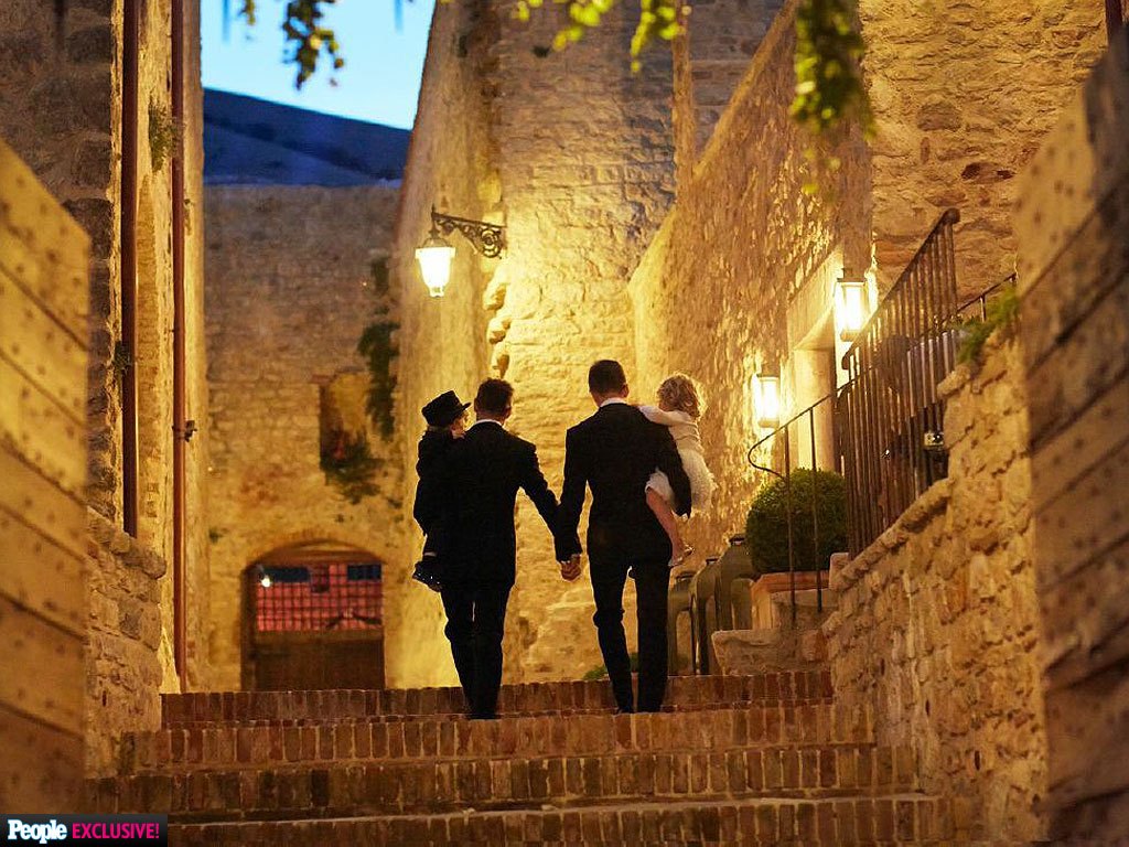 Trước Hồ Vĩnh Khoa, cũng đã có nhiều đám cưới đồng tính đẹp như mơ của sao thế giới - Ảnh 12. Trước Hồ Vĩnh Khoa, cũng đã có nhiều đám cưới đồng tính đẹp như mơ của sao thế giới - Ảnh 12.