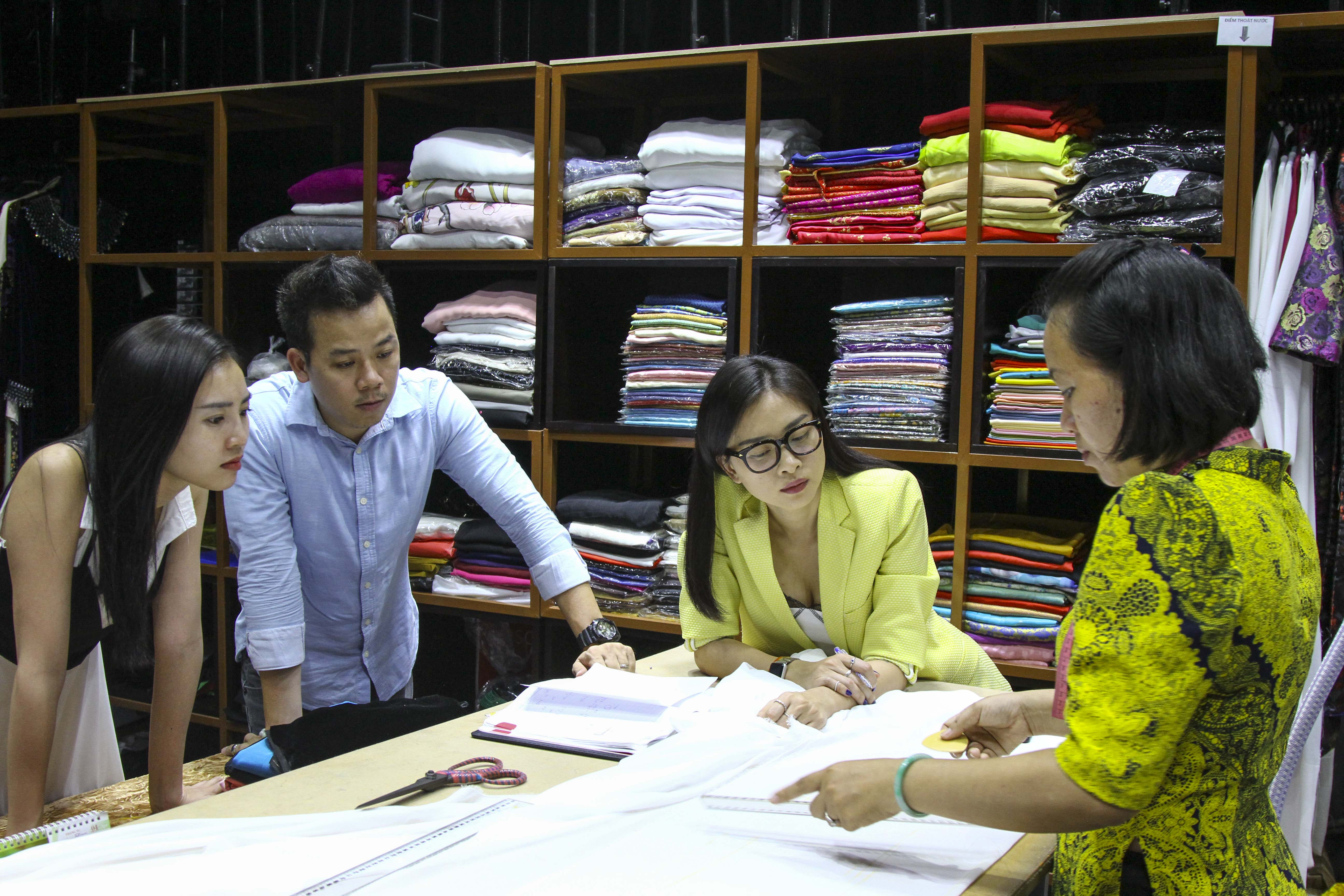 Là đả nữ nhưng Ngô Thanh Vân cũng phải trầy trật với cây kim, sợi chỉ - Ảnh 1. Là đả nữ nhưng Ngô Thanh Vân cũng phải trầy trật với cây kim, sợi chỉ - Ảnh 1.