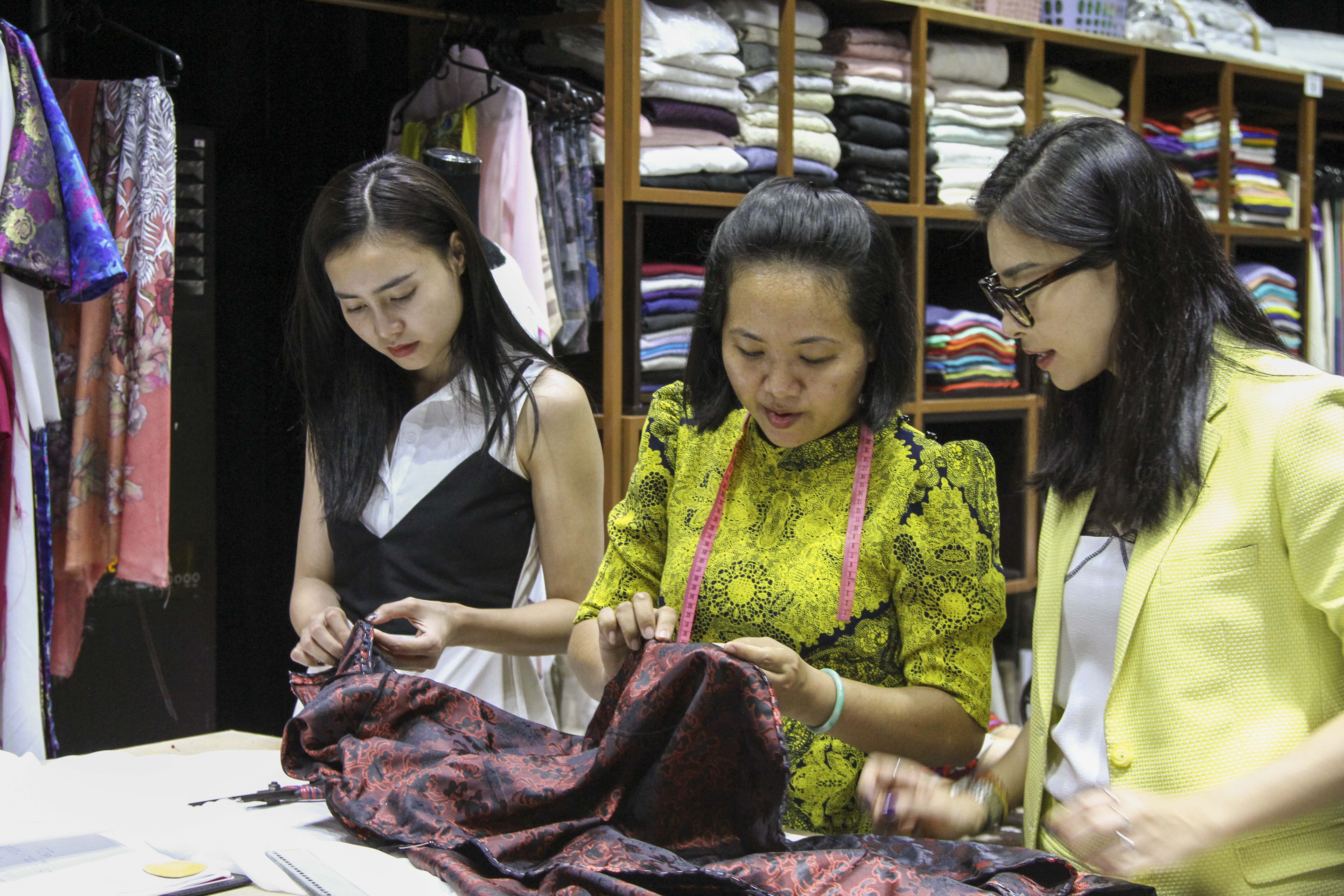 Là đả nữ nhưng Ngô Thanh Vân cũng phải trầy trật với cây kim, sợi chỉ - Ảnh 4. Là đả nữ nhưng Ngô Thanh Vân cũng phải trầy trật với cây kim, sợi chỉ - Ảnh 4.