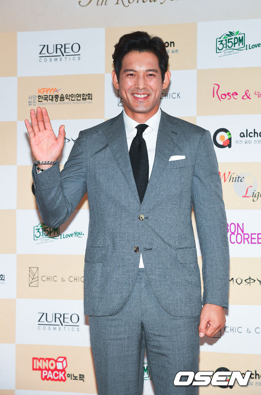 Thảm đỏ ngược đời: Dàn Á hậu, Hoa hậu Hàn Quốc 2017 bị một nữ diễn viên hạng B lấn át - Ảnh 9. Thảm đỏ ngược đời: Dàn Á hậu, Hoa hậu Hàn Quốc 2017 bị một nữ diễn viên hạng B lấn át - Ảnh 9.