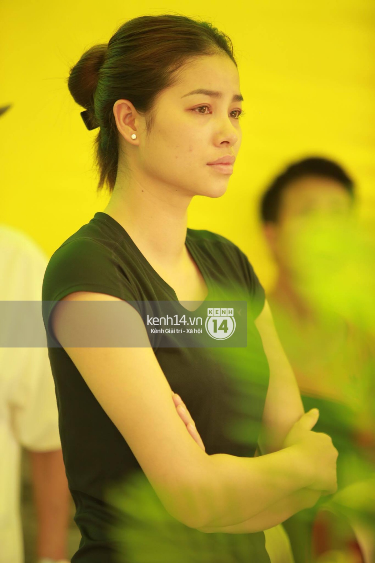 Phạm Hương liên tục khóc nấc, gương mặt tiều tuỵ trông thấy khi lo hậu sự cho bố - Ảnh 7. Phạm Hương liên tục khóc nấc, gương mặt tiều tuỵ trông thấy khi lo hậu sự cho bố - Ảnh 7.