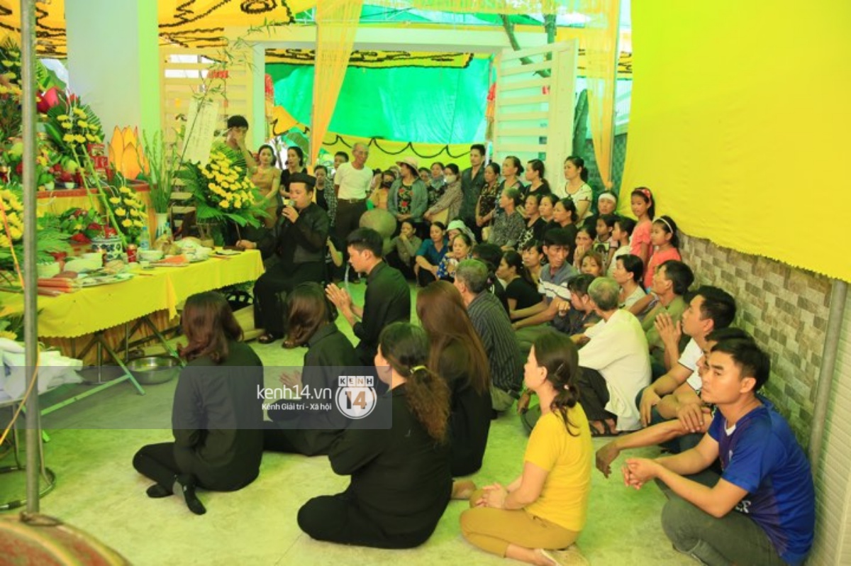 Phạm Hương liên tục khóc nấc, gương mặt tiều tuỵ trông thấy khi lo hậu sự cho bố - Ảnh 17. Phạm Hương liên tục khóc nấc, gương mặt tiều tuỵ trông thấy khi lo hậu sự cho bố - Ảnh 17.