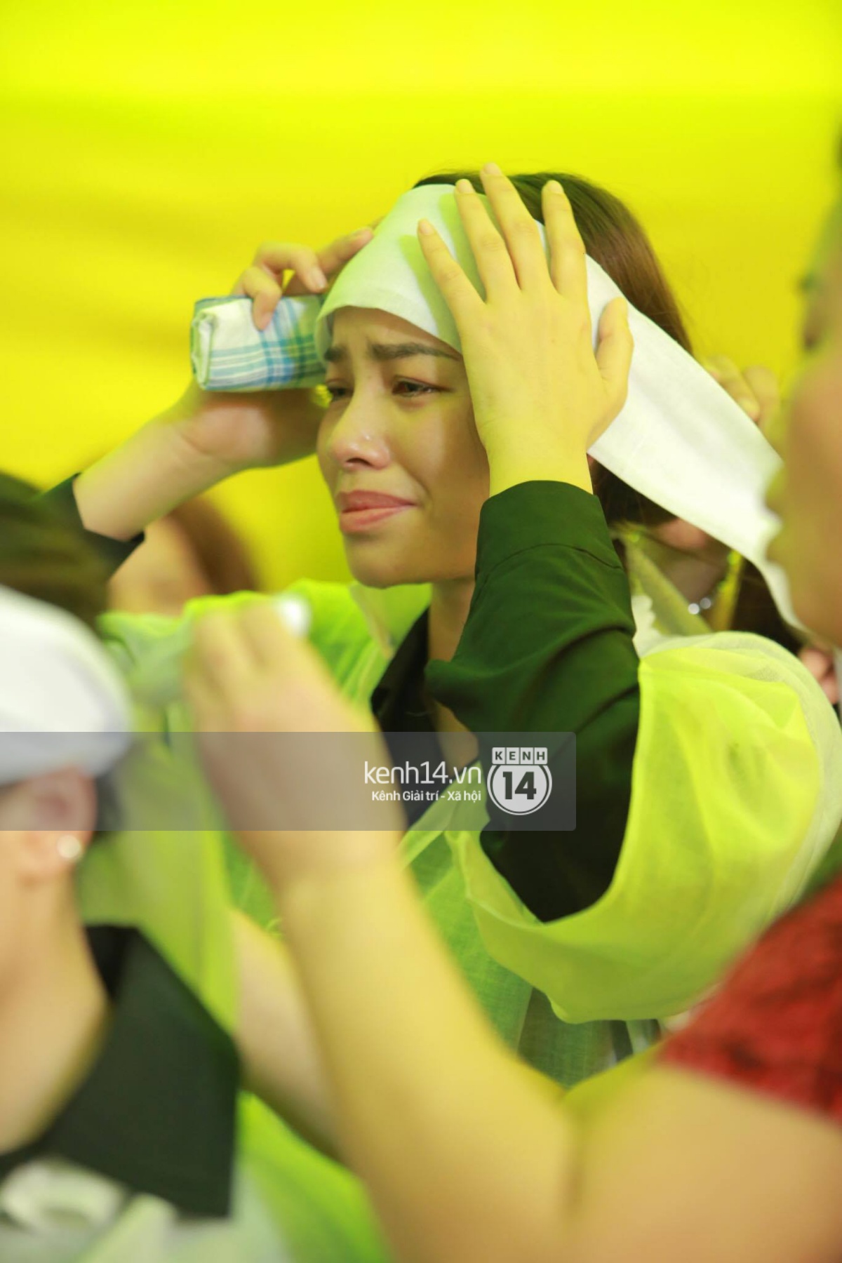 Phạm Hương liên tục khóc nấc, gương mặt tiều tuỵ trông thấy khi lo hậu sự cho bố - Ảnh 18. Phạm Hương liên tục khóc nấc, gương mặt tiều tuỵ trông thấy khi lo hậu sự cho bố - Ảnh 18.