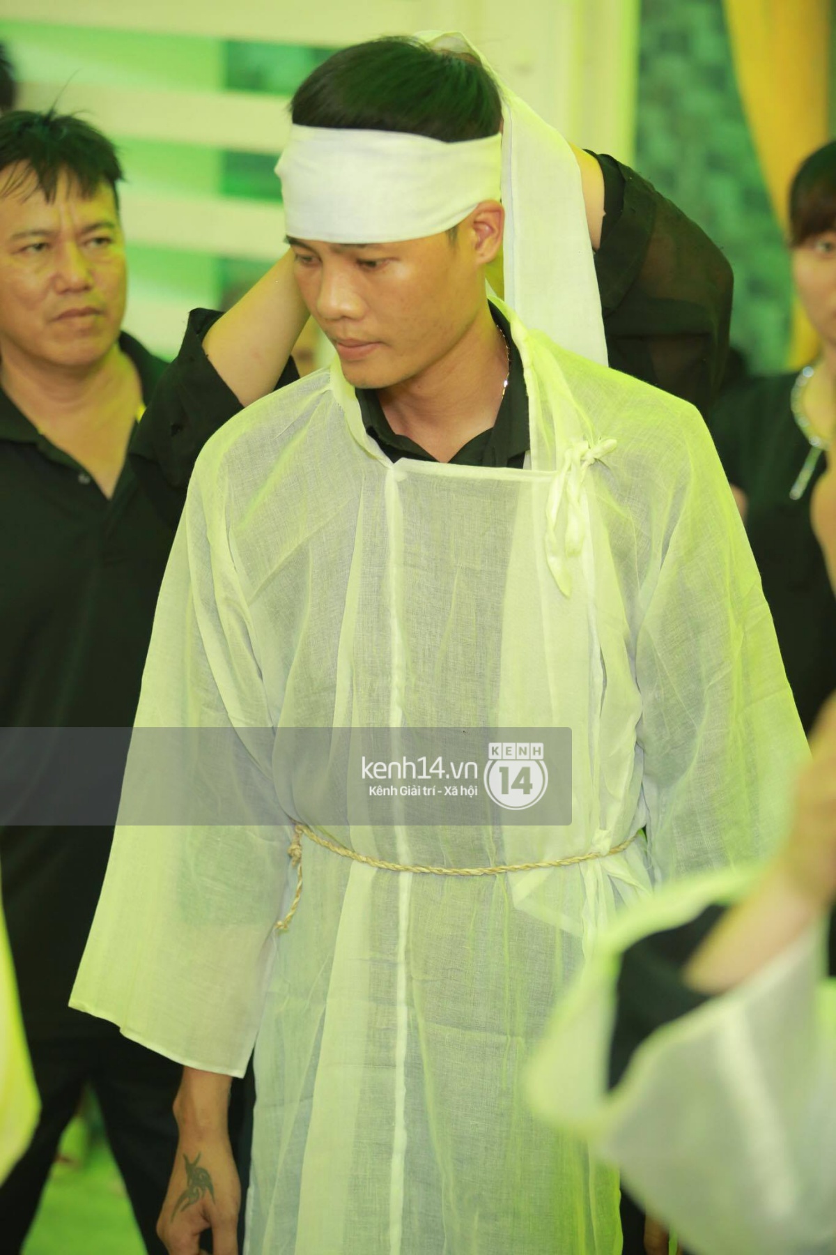 Phạm Hương liên tục khóc nấc, gương mặt tiều tuỵ trông thấy khi lo hậu sự cho bố - Ảnh 19. Phạm Hương liên tục khóc nấc, gương mặt tiều tuỵ trông thấy khi lo hậu sự cho bố - Ảnh 19.