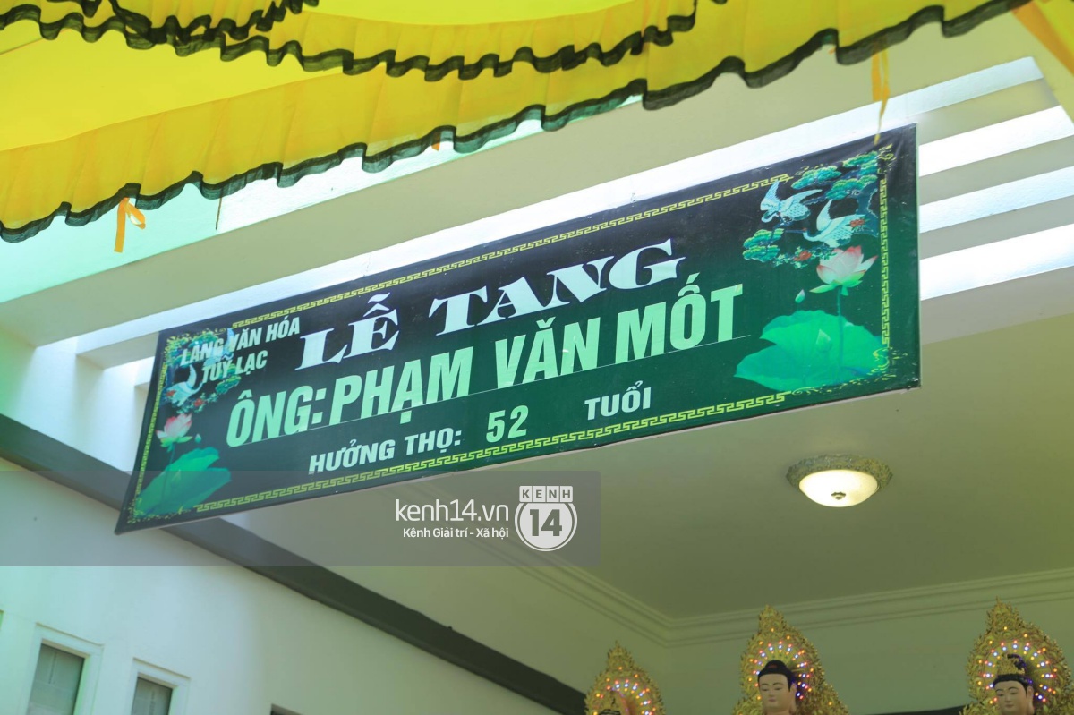 Phạm Hương liên tục khóc nấc, gương mặt tiều tuỵ trông thấy khi lo hậu sự cho bố - Ảnh 3. Phạm Hương liên tục khóc nấc, gương mặt tiều tuỵ trông thấy khi lo hậu sự cho bố - Ảnh 3.