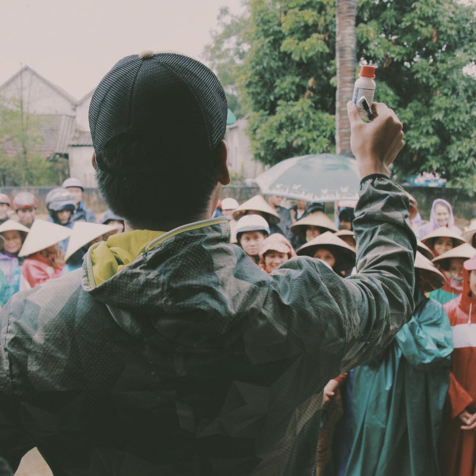 Phan Anh trao quà cho bà con Quảng Nam: nụ cười hạnh phúc những ngày giáp Tết - Ảnh 6. Phan Anh trao quà cho bà con Quảng Nam: nụ cười hạnh phúc những ngày giáp Tết - Ảnh 6.