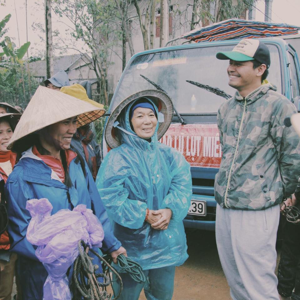 Phan Anh trao quà cho bà con Quảng Nam: nụ cười hạnh phúc những ngày giáp Tết - Ảnh 2. Phan Anh trao quà cho bà con Quảng Nam: nụ cười hạnh phúc những ngày giáp Tết - Ảnh 2.