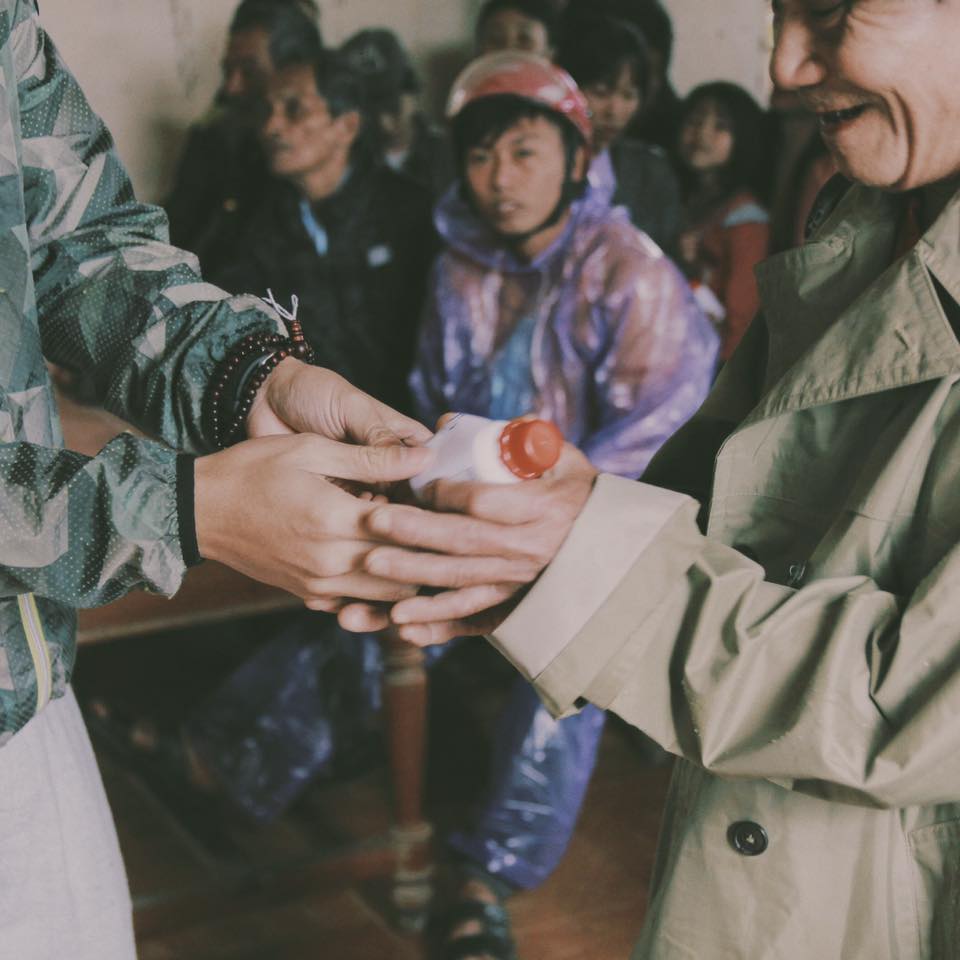 Phan Anh trao quà cho bà con Quảng Nam: nụ cười hạnh phúc những ngày giáp Tết - Ảnh 5. Phan Anh trao quà cho bà con Quảng Nam: nụ cười hạnh phúc những ngày giáp Tết - Ảnh 5.