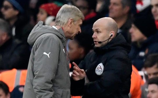 Arsene Wenger bị cấm chỉ đạo trận đại chiến với Chelsea - Ảnh 1. Arsene Wenger bị cấm chỉ đạo trận đại chiến với Chelsea - Ảnh 1.
