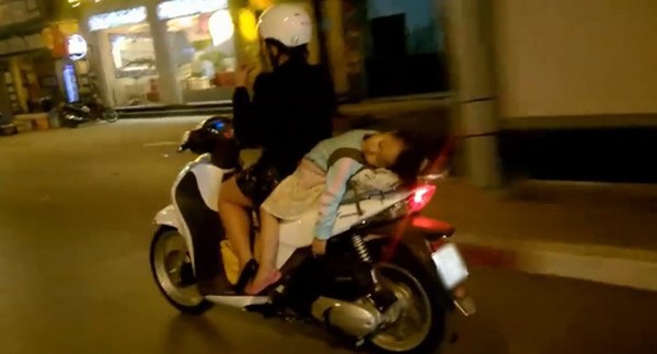 Hà Nam: Người cha một tay lái xe máy, một tay ôm con ngủ trên đường quốc lộ - Ảnh 3.