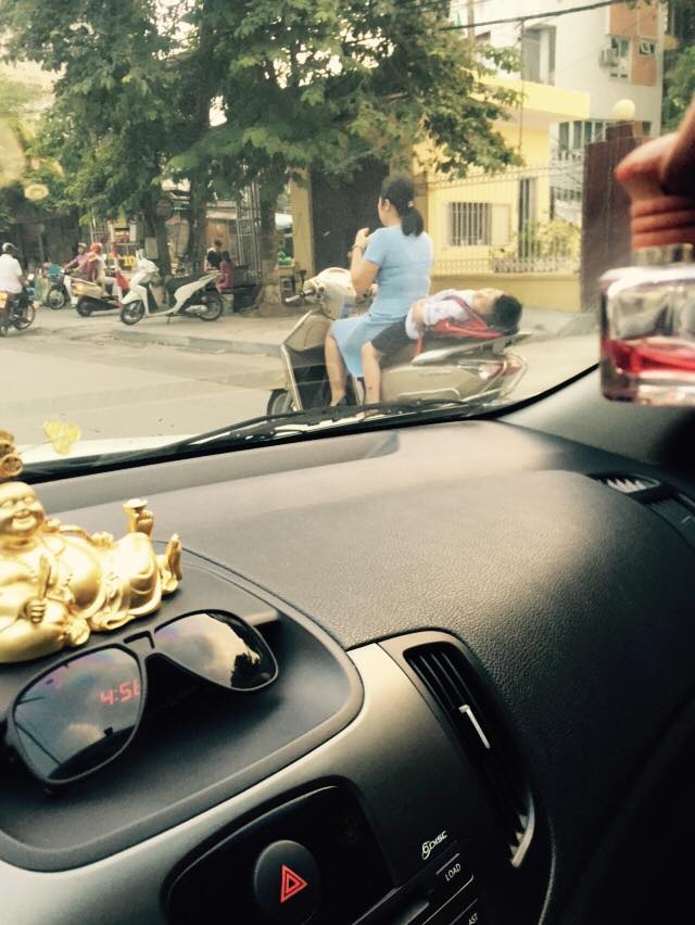 Hà Nam: Người cha một tay lái xe máy, một tay ôm con ngủ trên đường quốc lộ - Ảnh 4.