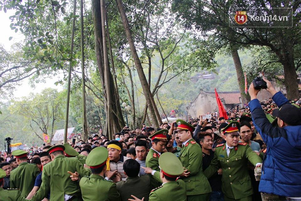 Hà Nội: Biển người chen nhau tham dự Hội Gióng - Đền Sóc - Ảnh 12. Hà Nội: Biển người chen nhau tham dự Hội Gióng - Đền Sóc - Ảnh 12.