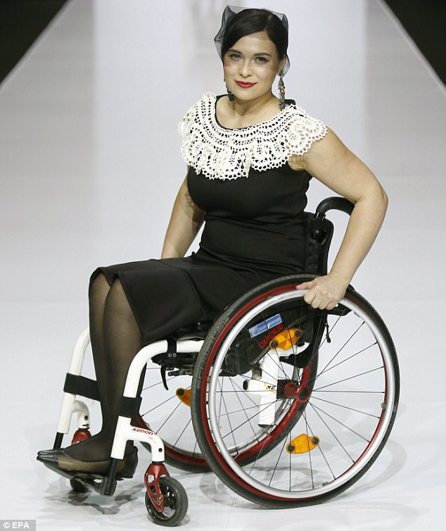 Chùm ảnh lung linh về người mẫu khuyết tật trên sàn catwalk - Ảnh 1.