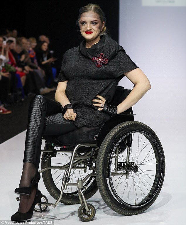 Chùm ảnh lung linh về người mẫu khuyết tật trên sàn catwalk - Ảnh 2.