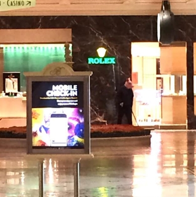 Súng nổ, khách hoảng loạn bỏ chạy khỏi khách sạn ở Las Vegas - Ảnh 1. Súng nổ, khách hoảng loạn bỏ chạy khỏi khách sạn ở Las Vegas - Ảnh 1.