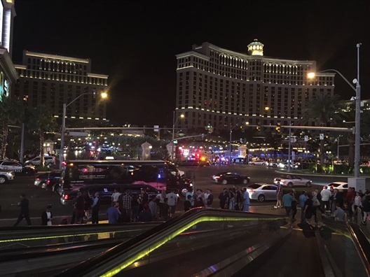 Súng nổ, khách hoảng loạn bỏ chạy khỏi khách sạn ở Las Vegas - Ảnh 2. Súng nổ, khách hoảng loạn bỏ chạy khỏi khách sạn ở Las Vegas - Ảnh 2.