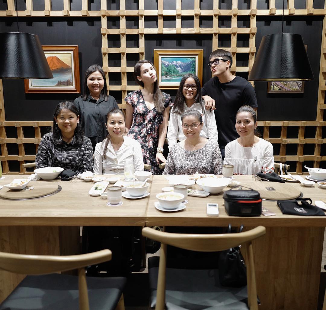 Cặp đôi Nadech và Yaya công khai khoe ảnh bữa cơm thân mật của gia đình 2 bên - Ảnh 1. Cặp đôi Nadech và Yaya công khai khoe ảnh bữa cơm thân mật của gia đình 2 bên - Ảnh 1.