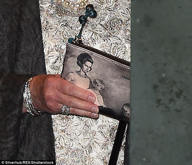 Tin thế giới - Giải mã hình ảnh người phụ nữ bí ẩn in trên chiếc ví của Nữ hoàng Anh (Hình 2).